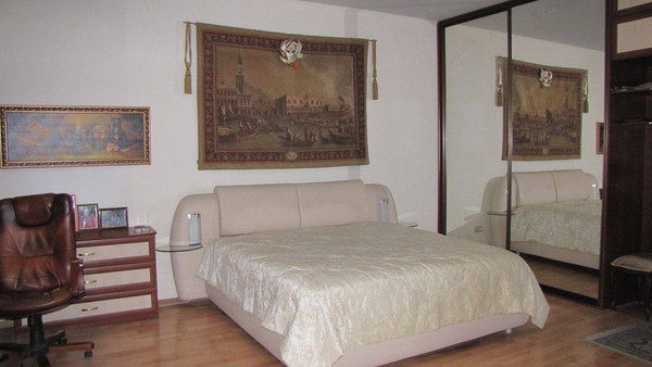 Купить --комнатную квартиру