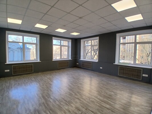 Снять  помещение свободного назначения